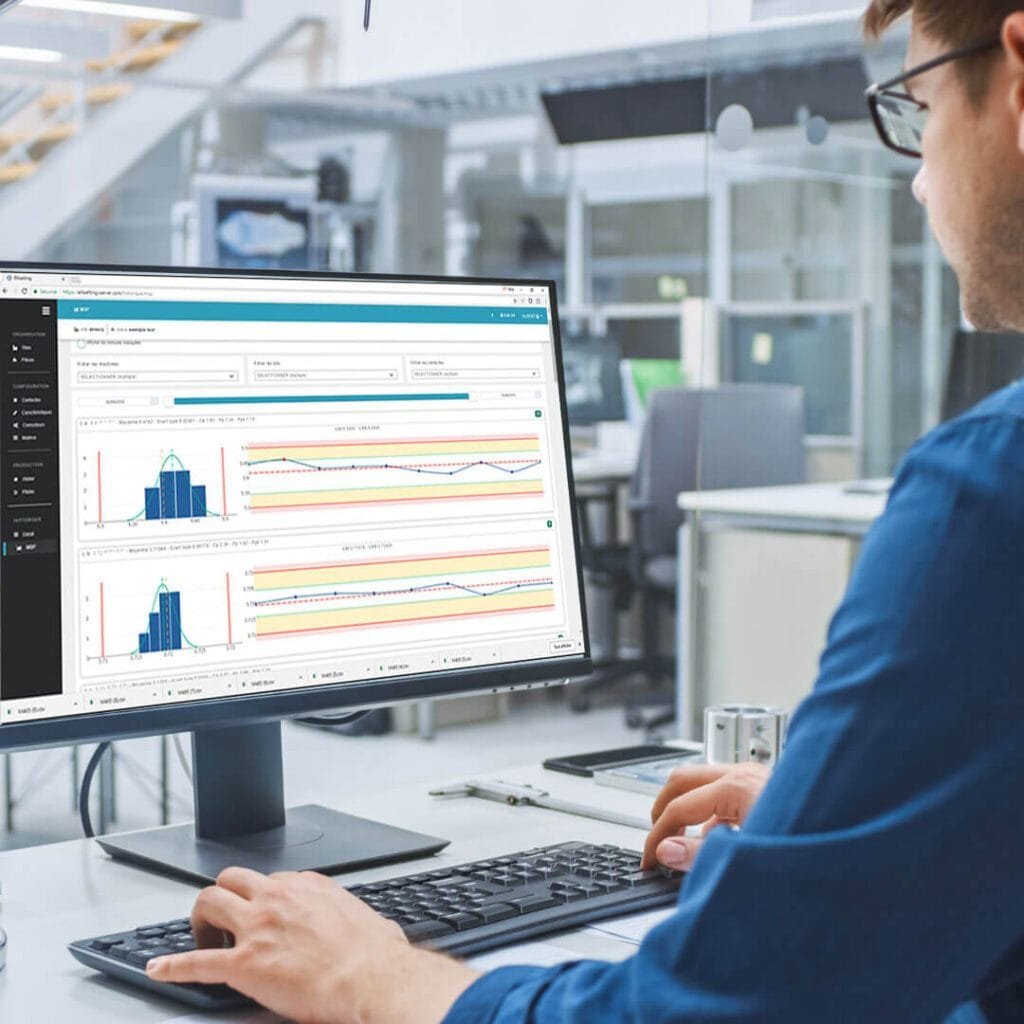 Operario analizando tarjetas SPC en su software de tarjetas de control durante el curso de formación sobre análisis de datos